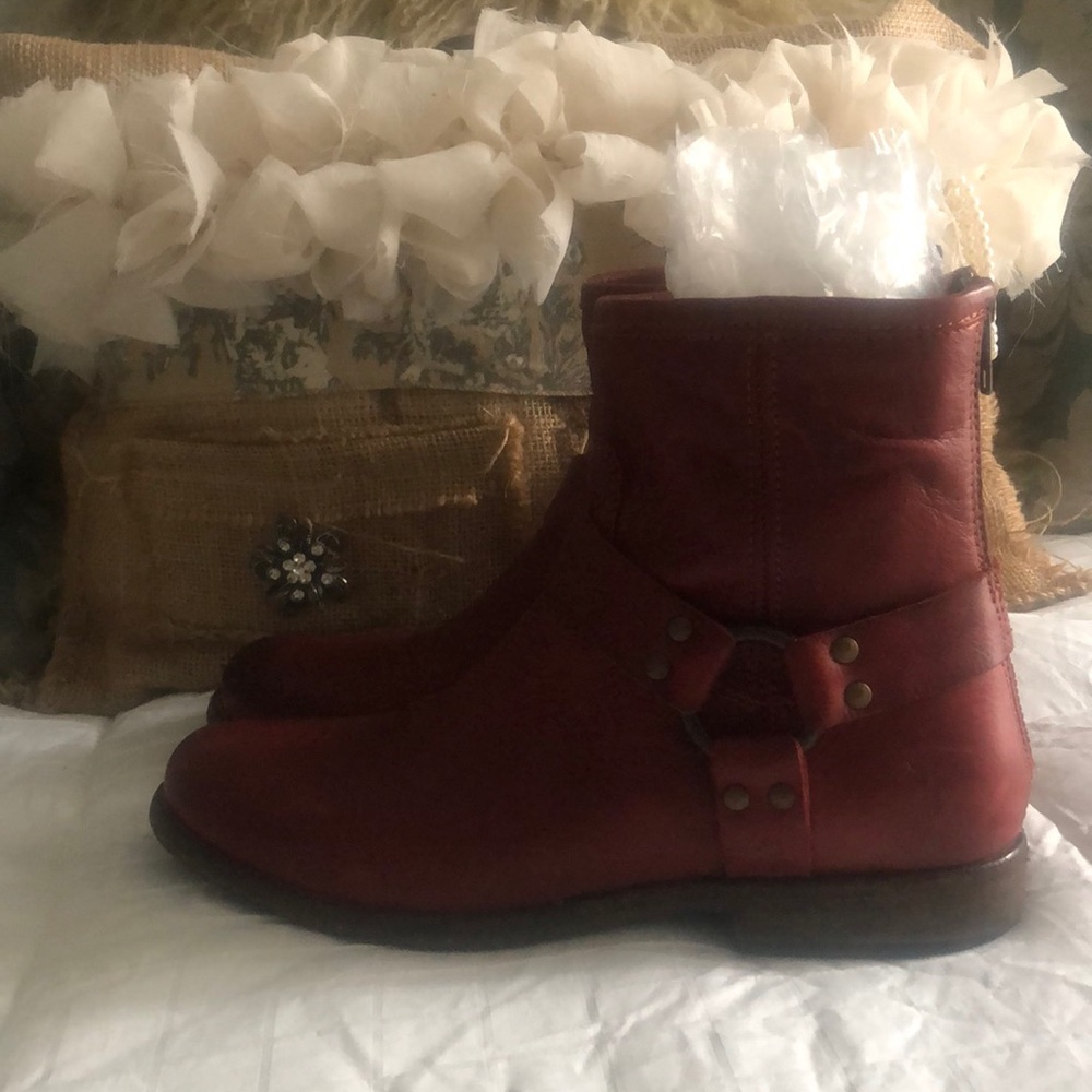 Frye Phillip Harness Ankle Boots .The color is burgundy. size 8 1/2